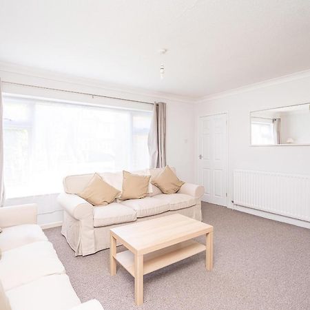 Spacious 5 Bedroom House - Sleeps 7 - 3-Car Driveway - Work - Leisure Wolverhampton Eksteriør billede