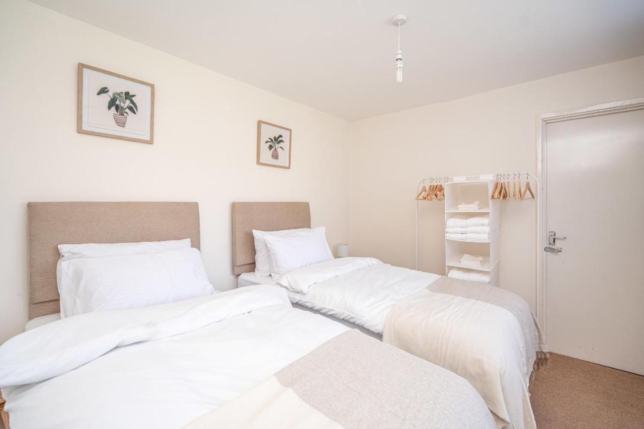 Spacious 5 Bedroom House - Sleeps 7 - 3-Car Driveway - Work - Leisure Wolverhampton Eksteriør billede
