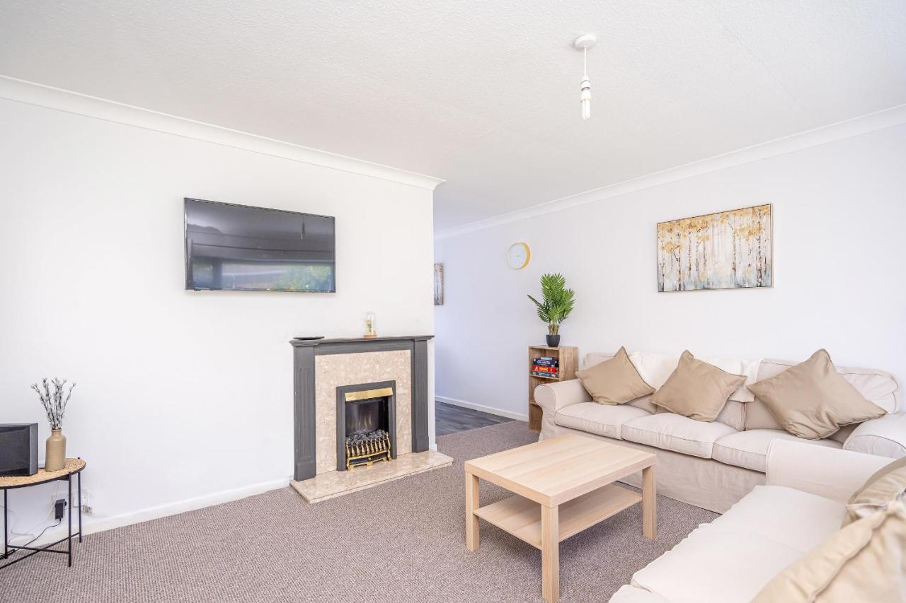 Spacious 5 Bedroom House - Sleeps 7 - 3-Car Driveway - Work - Leisure Wolverhampton Eksteriør billede