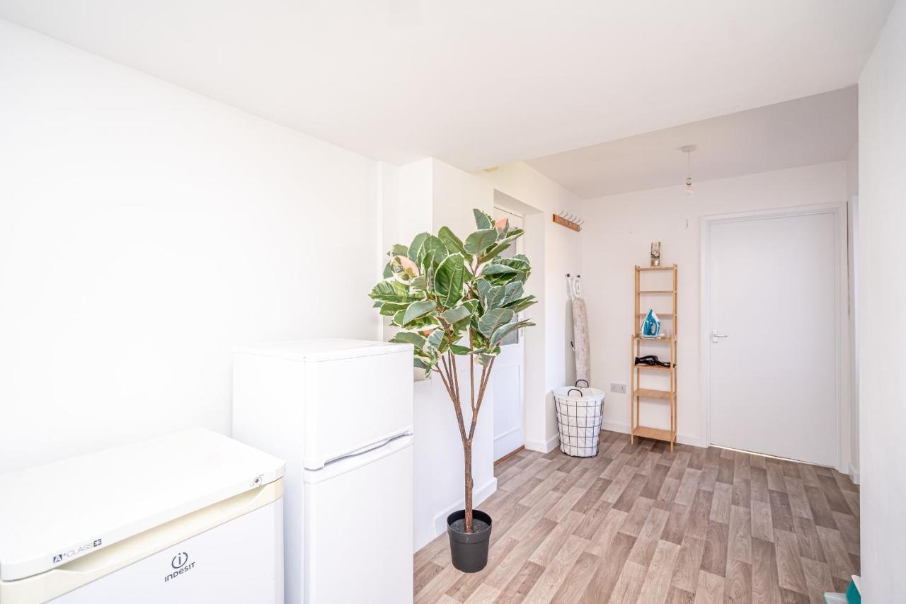 Spacious 5 Bedroom House - Sleeps 7 - 3-Car Driveway - Work - Leisure Wolverhampton Eksteriør billede