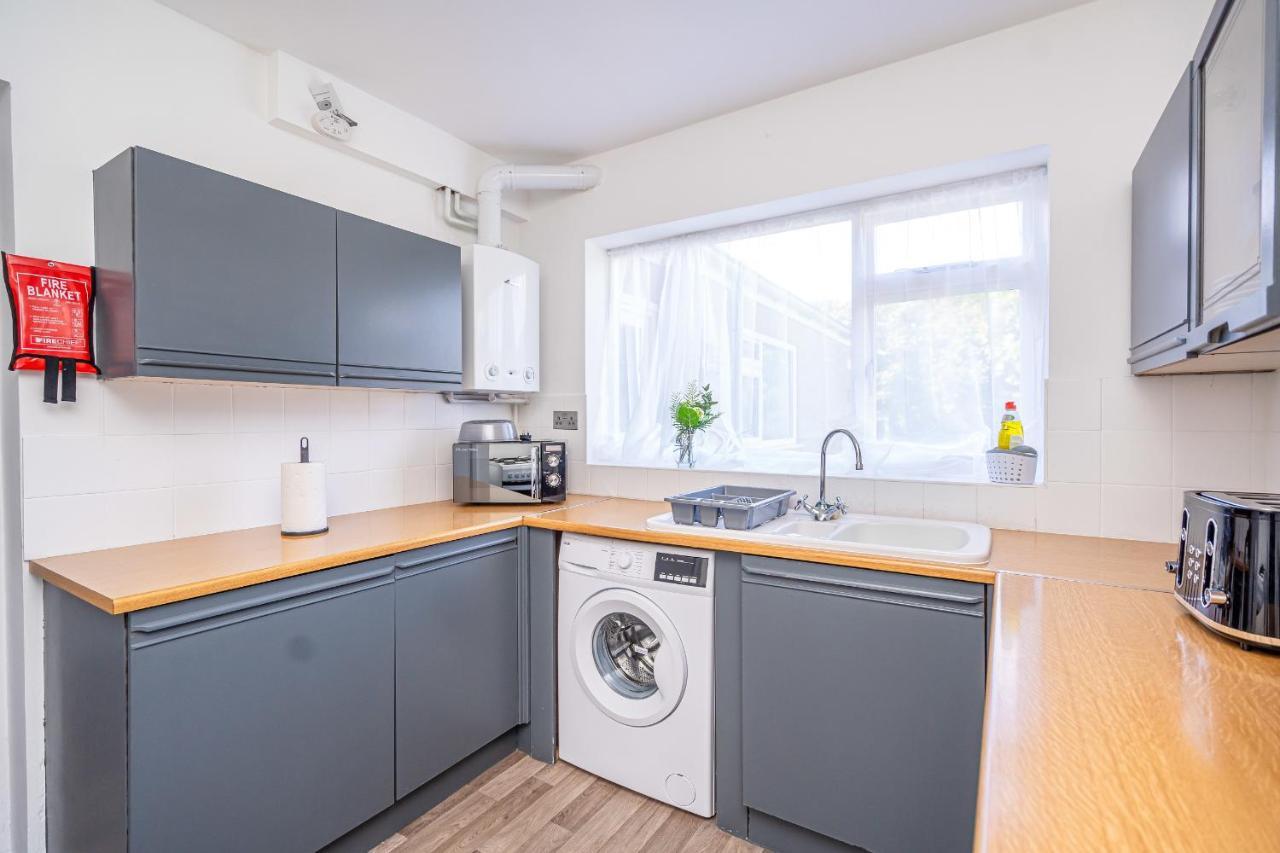 Spacious 5 Bedroom House - Sleeps 7 - 3-Car Driveway - Work - Leisure Wolverhampton Eksteriør billede