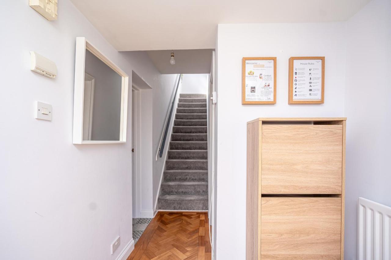Spacious 5 Bedroom House - Sleeps 7 - 3-Car Driveway - Work - Leisure Wolverhampton Eksteriør billede