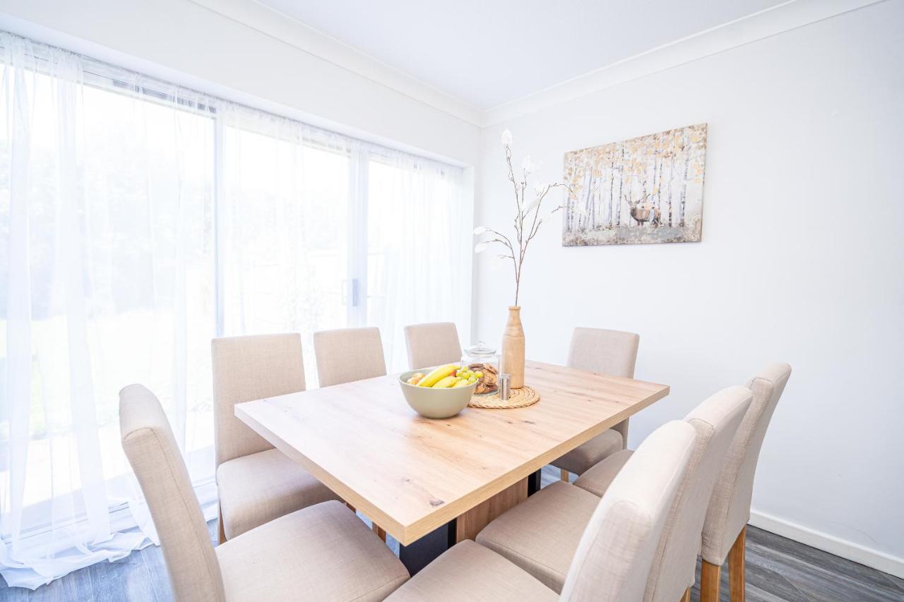 Spacious 5 Bedroom House - Sleeps 7 - 3-Car Driveway - Work - Leisure Wolverhampton Eksteriør billede