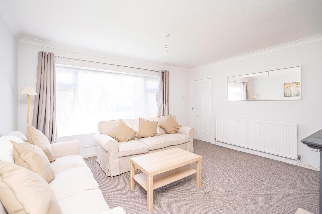 Spacious 5 Bedroom House - Sleeps 7 - 3-Car Driveway - Work - Leisure Wolverhampton Eksteriør billede